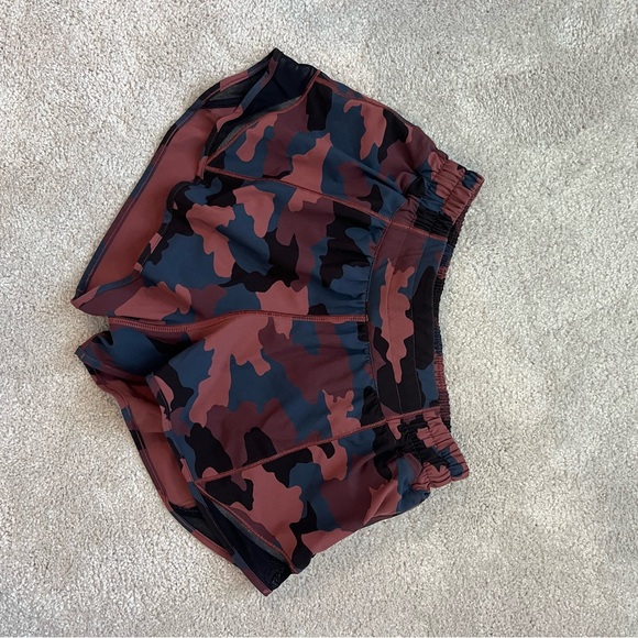 Woman’s lululemon Hotty Hot shorts - Picture 4 of 6